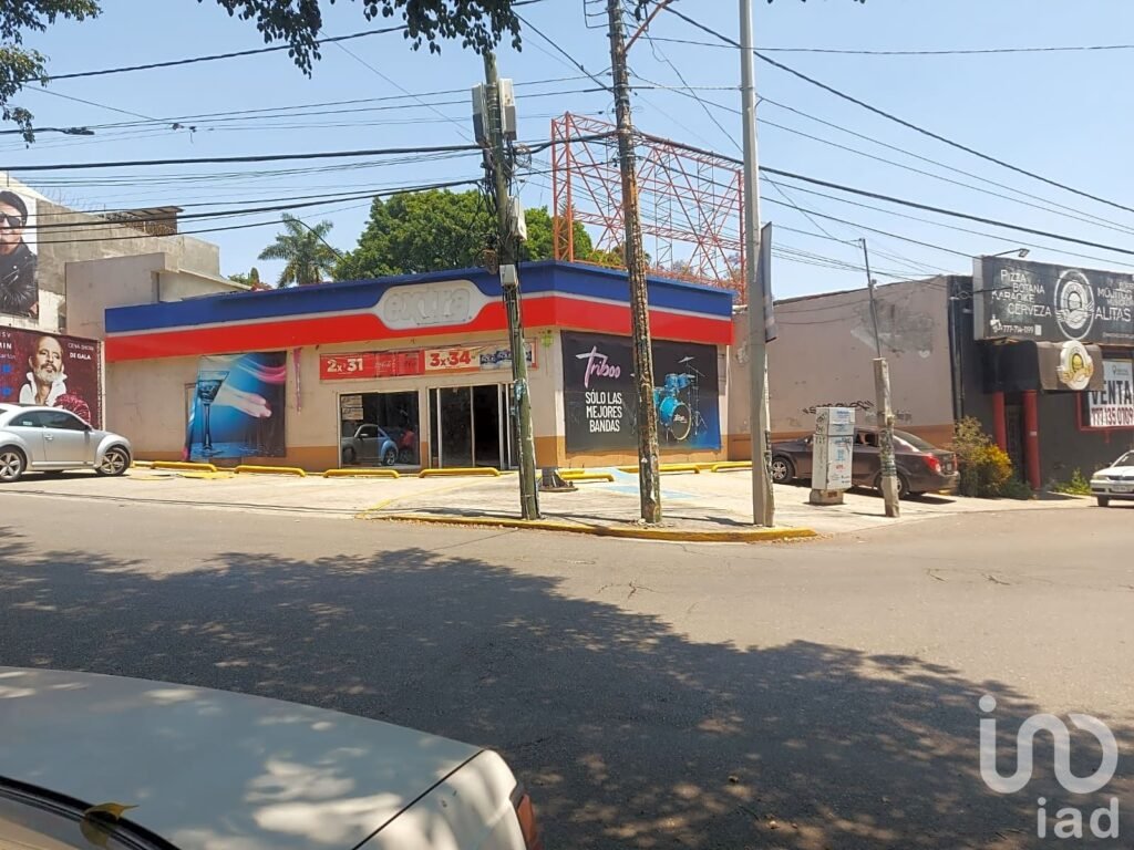 Local con 9 estacionamientos en Teopanzolco