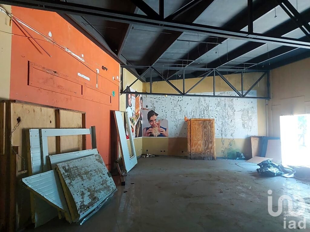 Local con 9 estacionamientos en Teopanzolco