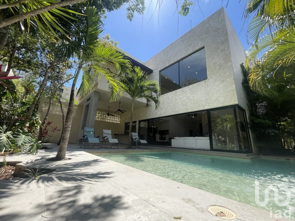 Casa en Venta en Tulum | 4 Recámaras Funcionales, Alberca, 750 m2 Terreno cerca Zona Hotelera