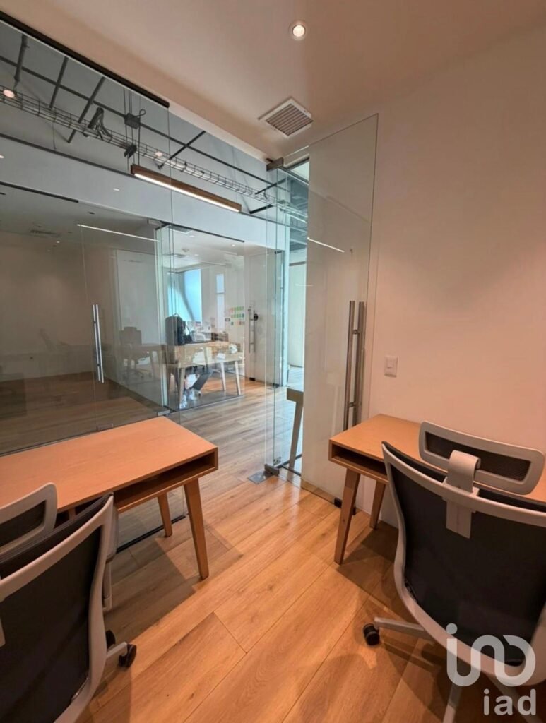 Se renta oficina equipada para 2 personas Av. Chapultepec en la col. Americana, Guadalajara