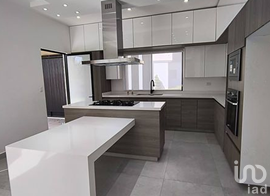 Casa en Venta en Esquina con Terreno Excedente en Santiago