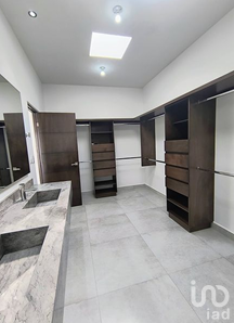 Casa en Venta en Esquina con Terreno Excedente en Santiago