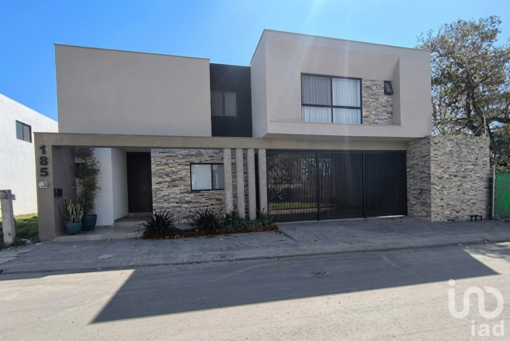 Casa en Venta en Esquina con Terreno Excedente en Santiago