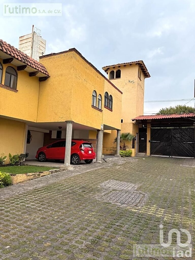 CASA CON ALBERCA EN CONDOMINIO EN JIUTEPEC, MORELOS