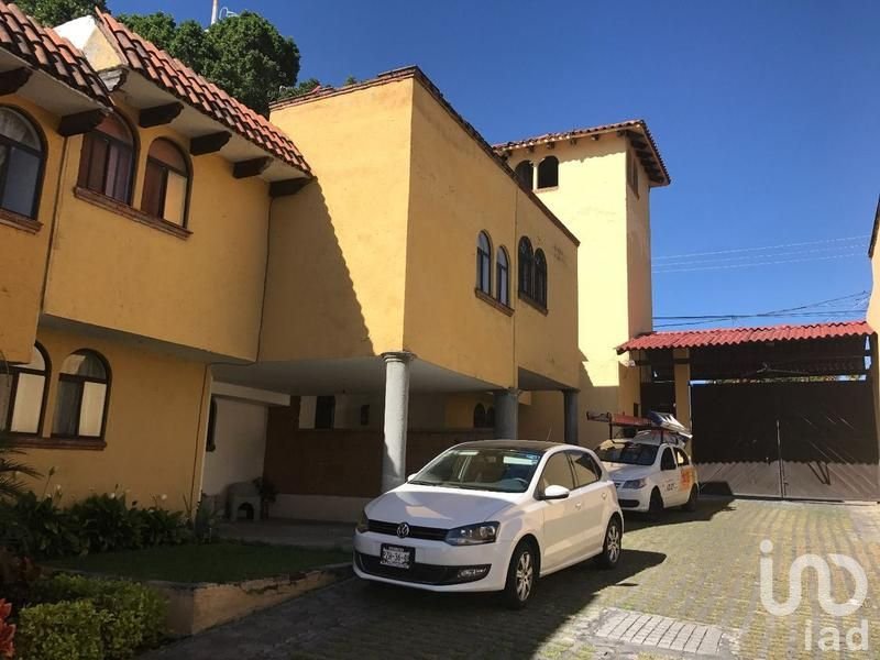 CASA CON ALBERCA EN CONDOMINIO EN JIUTEPEC, MORELOS
