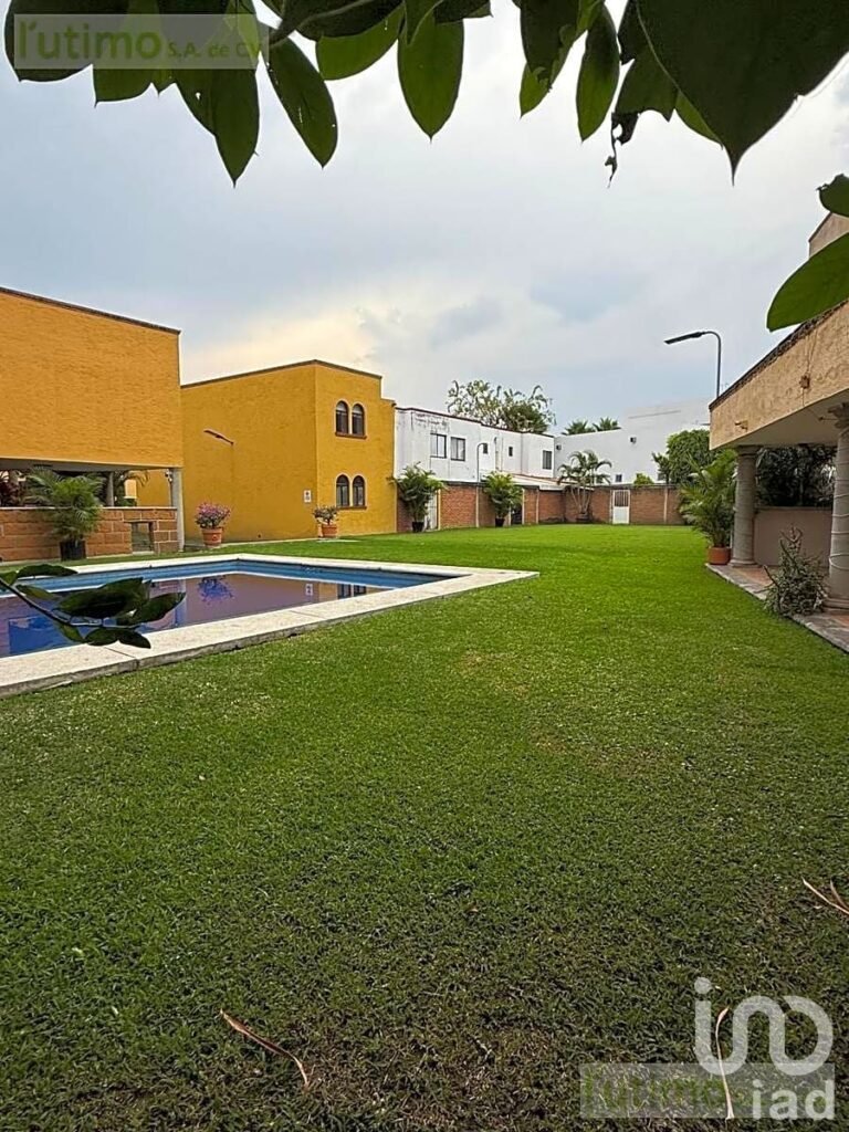 CASA CON ALBERCA EN CONDOMINIO EN JIUTEPEC, MORELOS