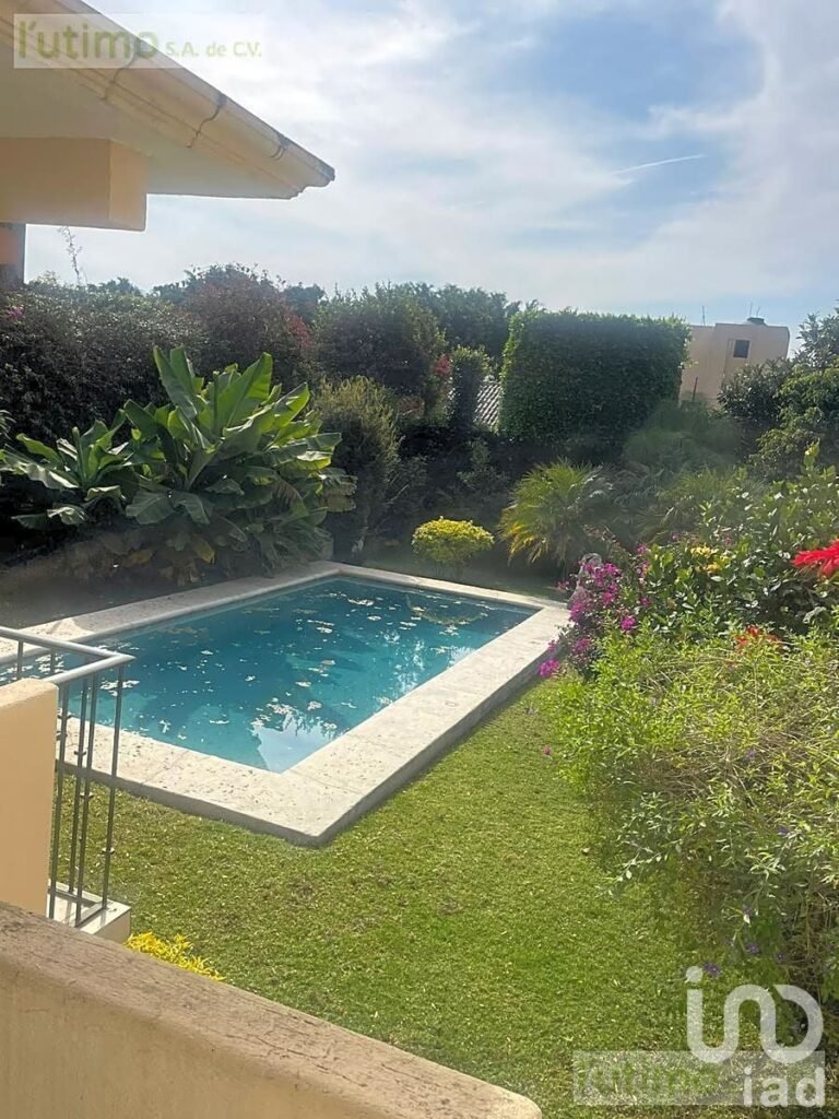 CASA CON ALBERCA EN RANCHO CORTES EN CUERNAVACA MORELOS