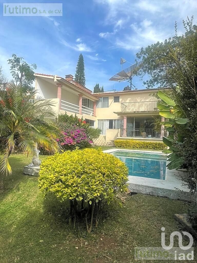 CASA CON ALBERCA EN RANCHO CORTES EN CUERNAVACA MORELOS