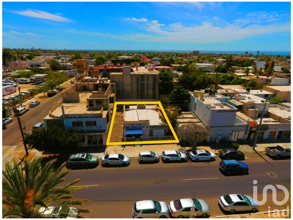 Se vende terreno con uso comercial con edificio de oficinas en el centro de La Paz BCS