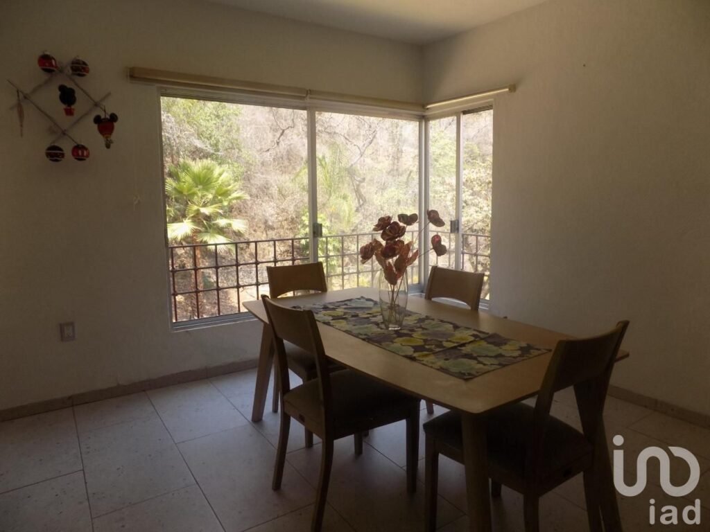 CASA CON ALBERCA EN LA CAÑADA EN CUERNAVACA MORELOS