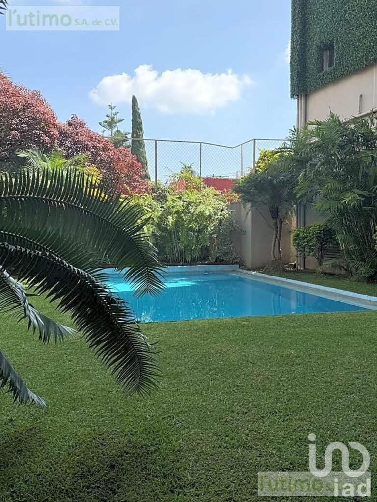 CASA CON ALBERCA EN LOMAS DE CORTES