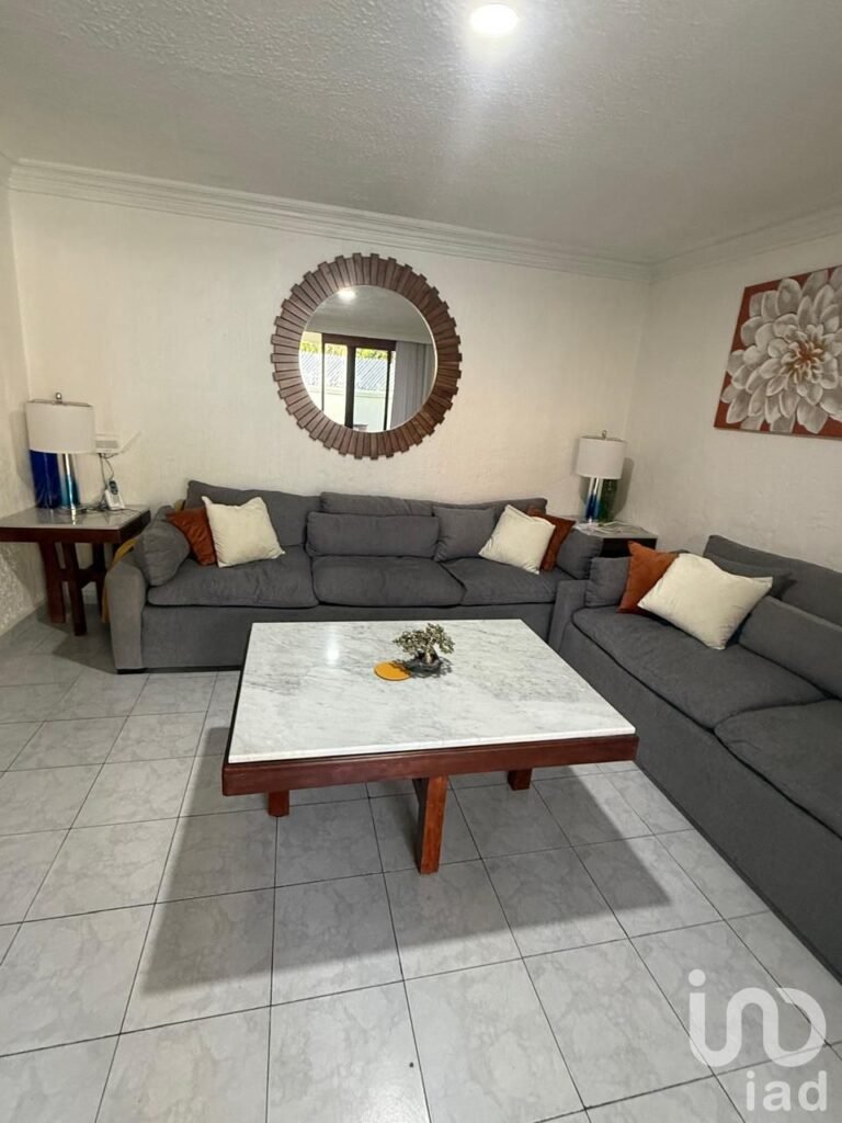 CASA CON ALBERCA EN LOMAS DE CORTES