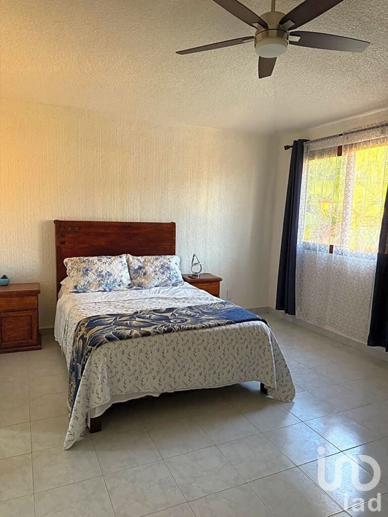 CASA CON ALBERCA EN LOMAS DE CORTES