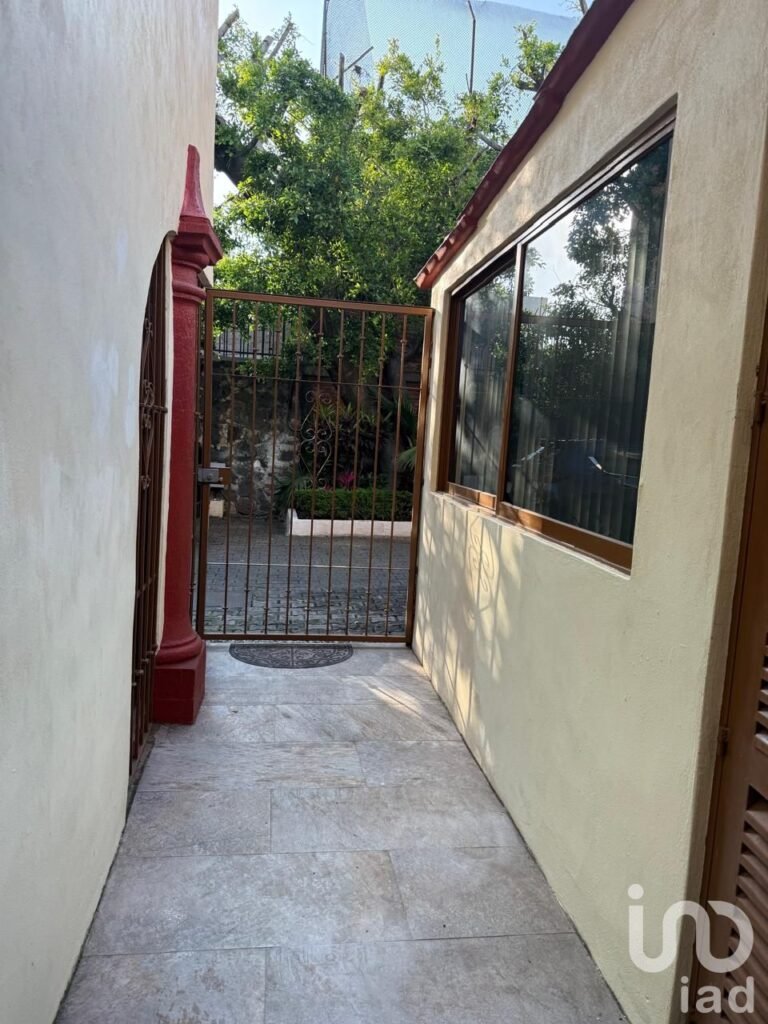 CASA CON ALBERCA EN LOMAS DE CORTES