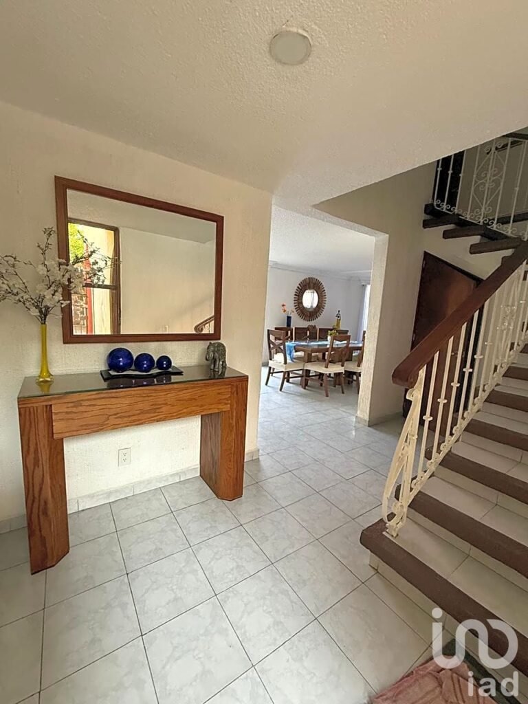 CASA CON ALBERCA EN LOMAS DE CORTES