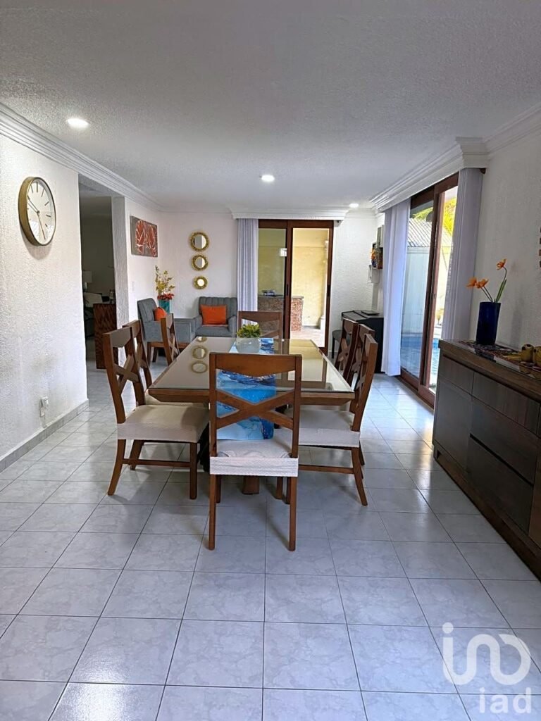 CASA CON ALBERCA EN LOMAS DE CORTES