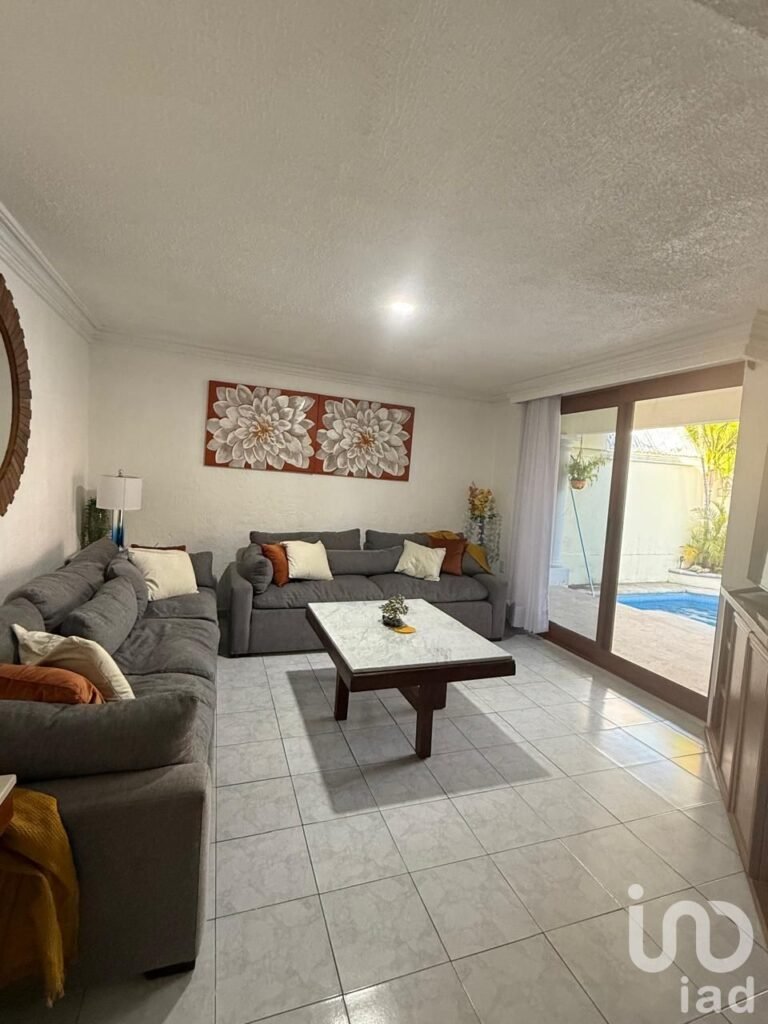 CASA CON ALBERCA EN LOMAS DE CORTES