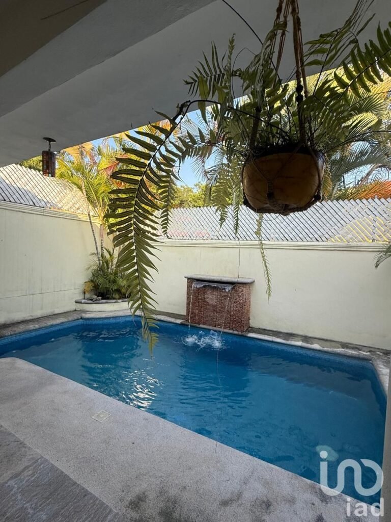 CASA CON ALBERCA EN LOMAS DE CORTES