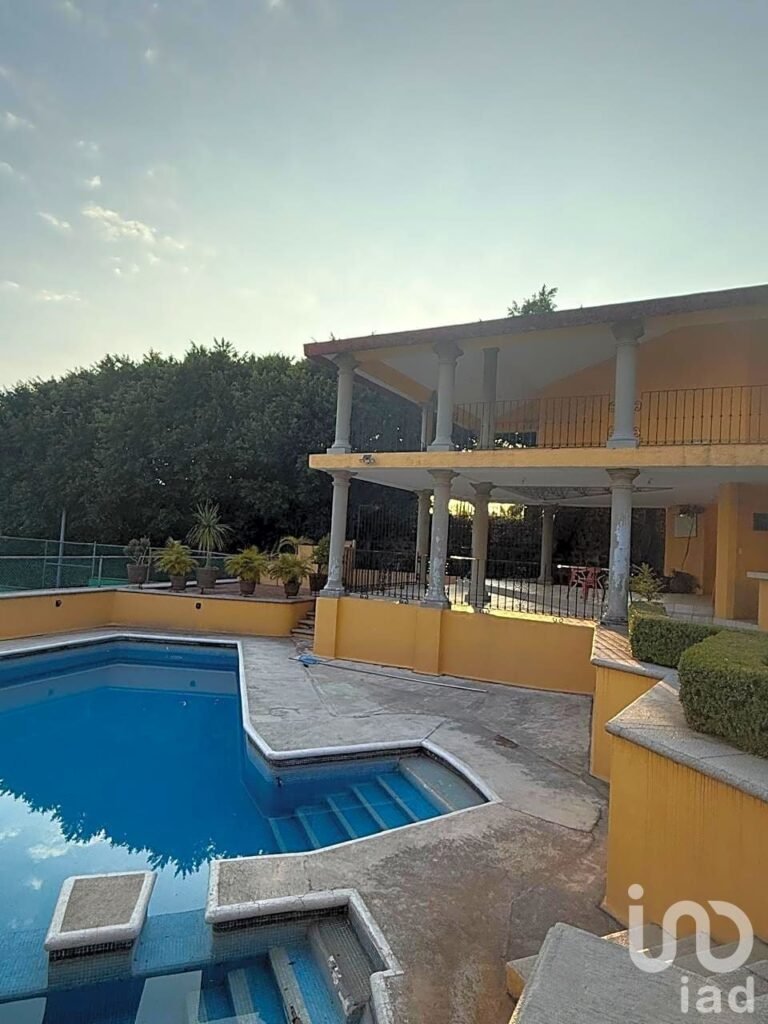 CASA CON ALBERCA EN LOMAS DE CORTES