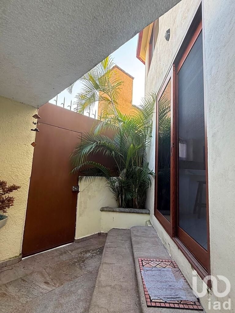 CASA CON ALBERCA EN LOMAS DE CORTES