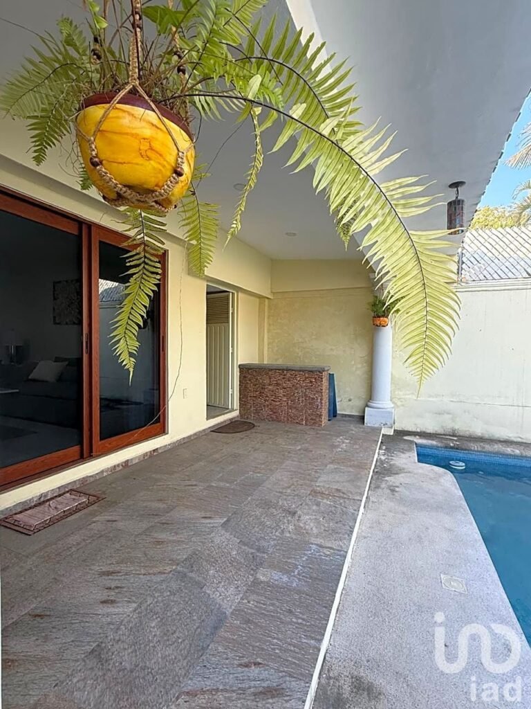 CASA CON ALBERCA EN LOMAS DE CORTES