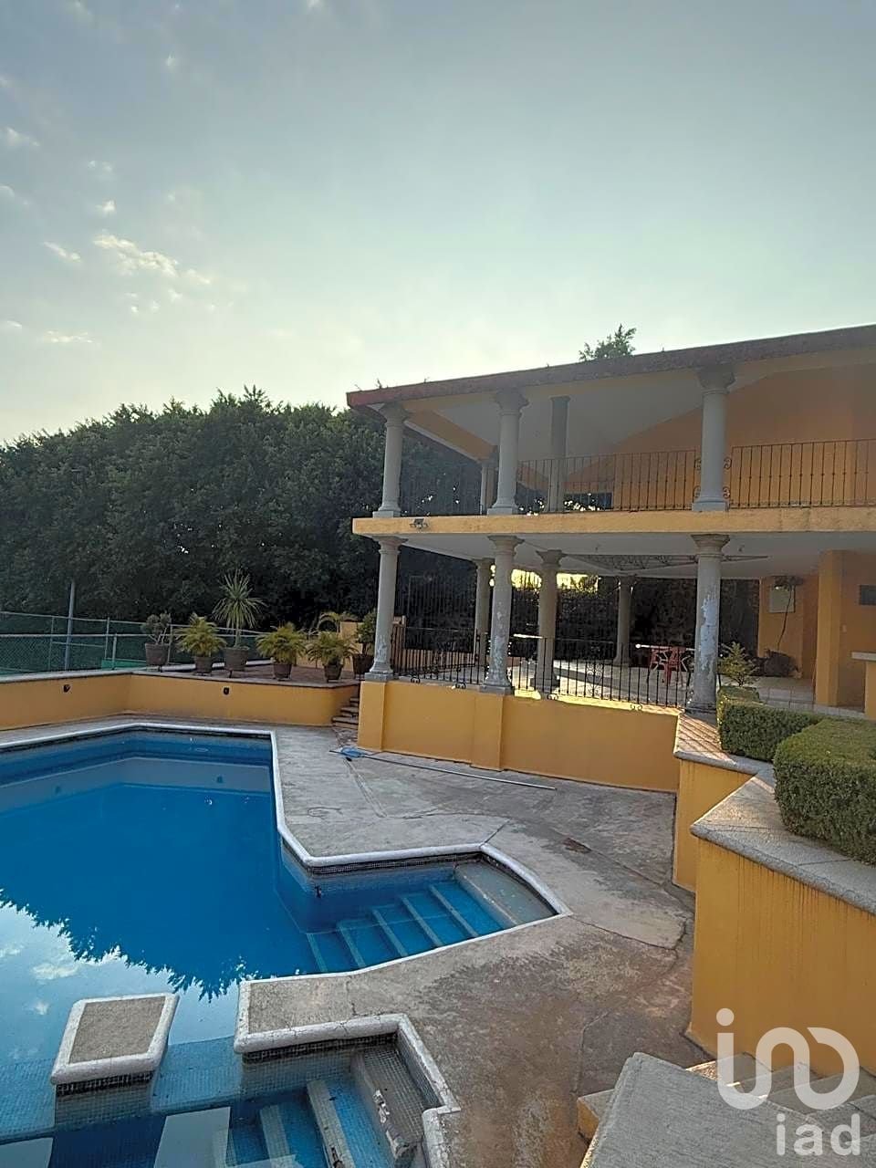 CASA CON ALBERCA EN LOMAS DE CORTES