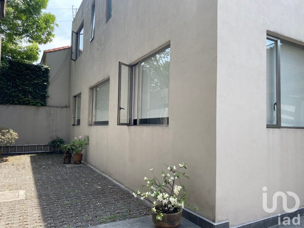 Casa en Venta en San Ángel con 4 recámaras, jardín y estacionamiento para 6 autos