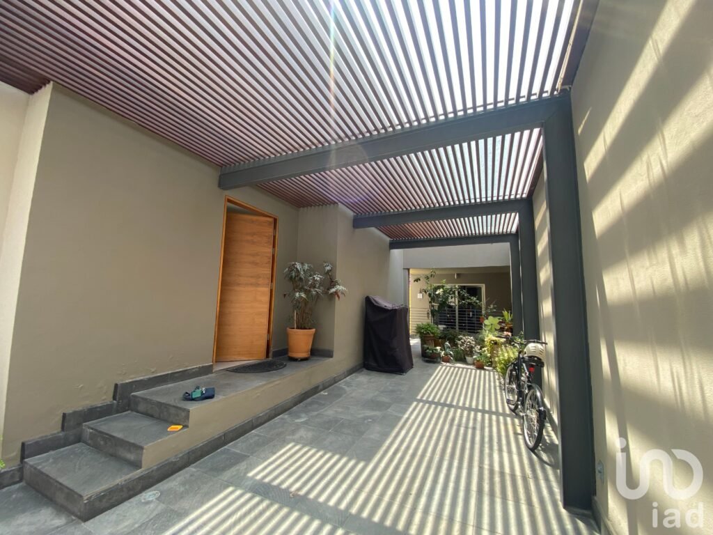 Casa en Venta en San Ángel con 4 recámaras, jardín y estacionamiento para 6 autos