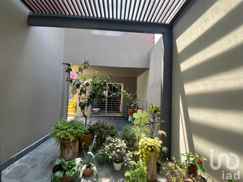 Casa en Venta en San Ángel con 4 recámaras, jardín y estacionamiento para 6 autos