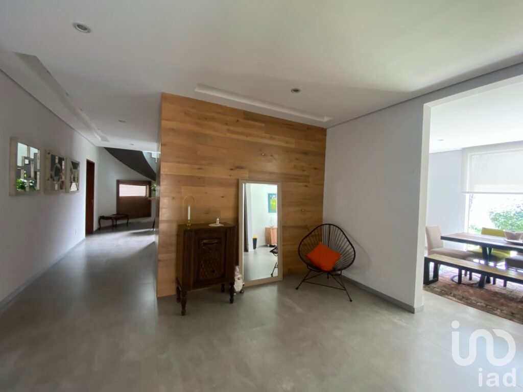 Casa en Venta en San Ángel con 4 recámaras, jardín y estacionamiento para 6 autos