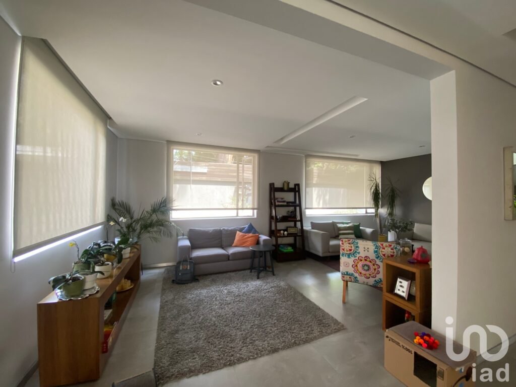 Casa en Venta en San Ángel con 4 recámaras, jardín y estacionamiento para 6 autos