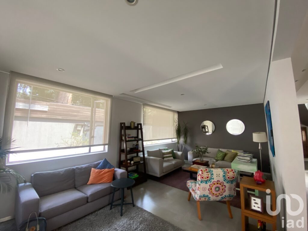 Casa en Venta en San Ángel con 4 recámaras, jardín y estacionamiento para 6 autos