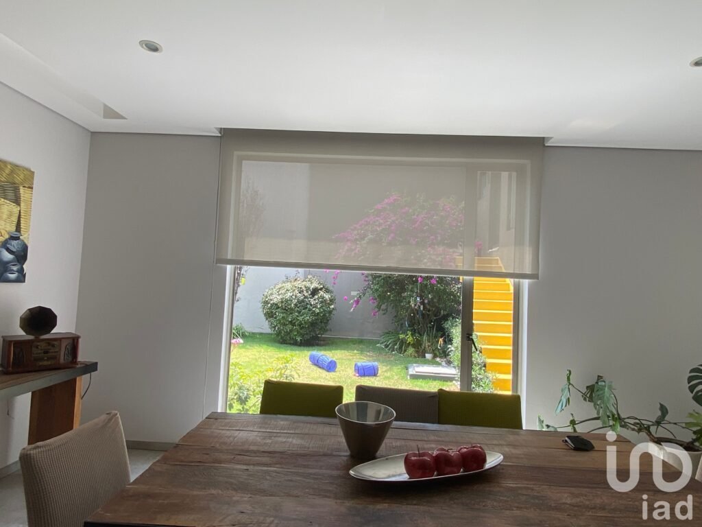 Casa en Venta en San Ángel con 4 recámaras, jardín y estacionamiento para 6 autos