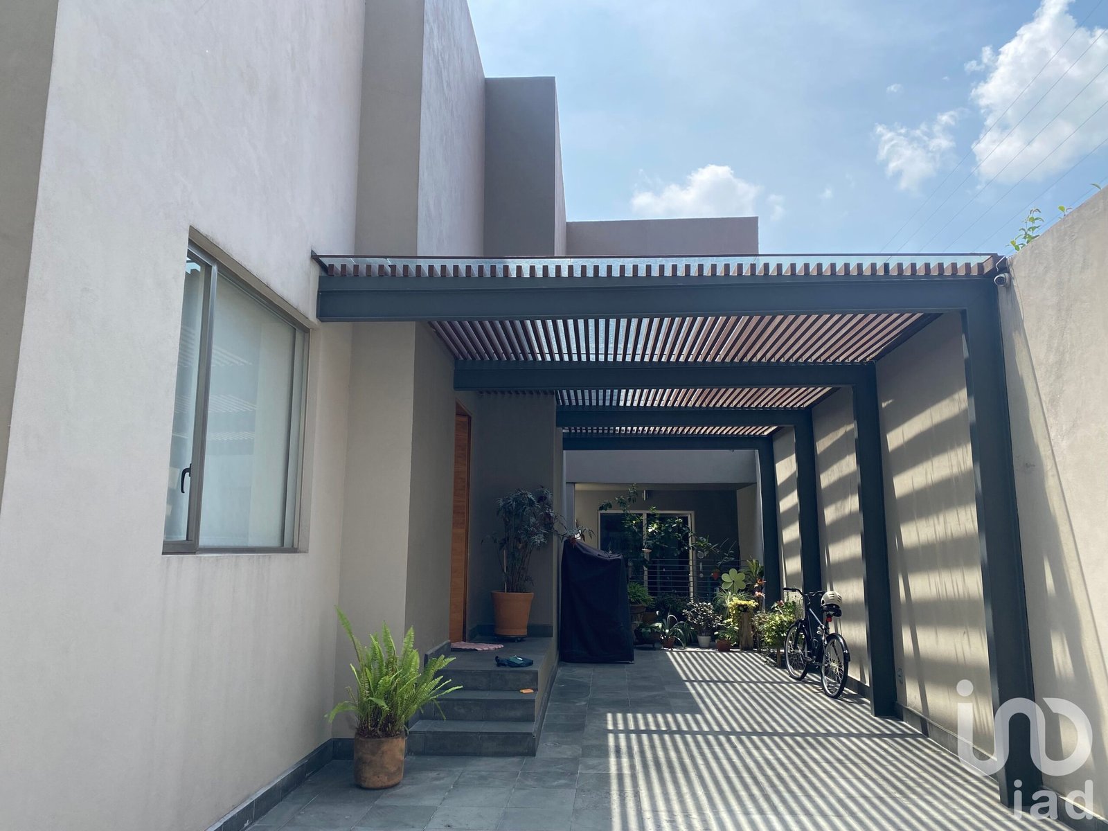 Casa en Venta en San Ángel con 4 recámaras, jardín y estacionamiento para 6 autos Casa en Venta en San Ángel con 4 recámaras, jardín y estacionamiento para 6 autos