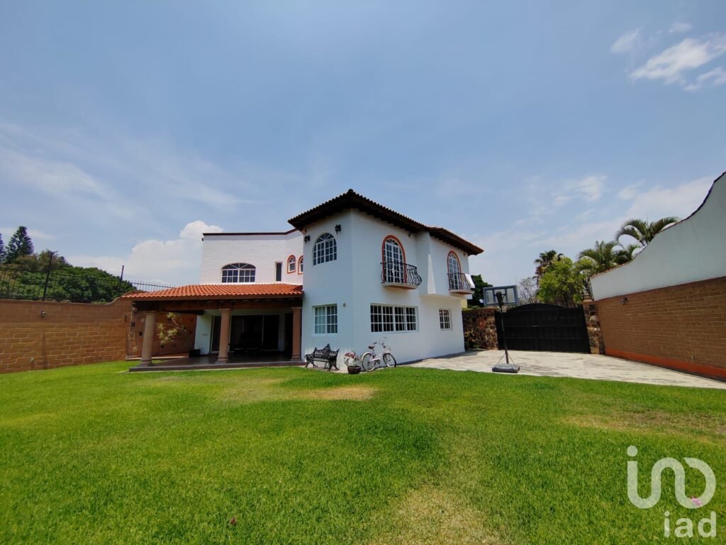 Residencia con jardín privado y apantle natural, 4 recámaras, seguridad 24/7 en Cuernavaca