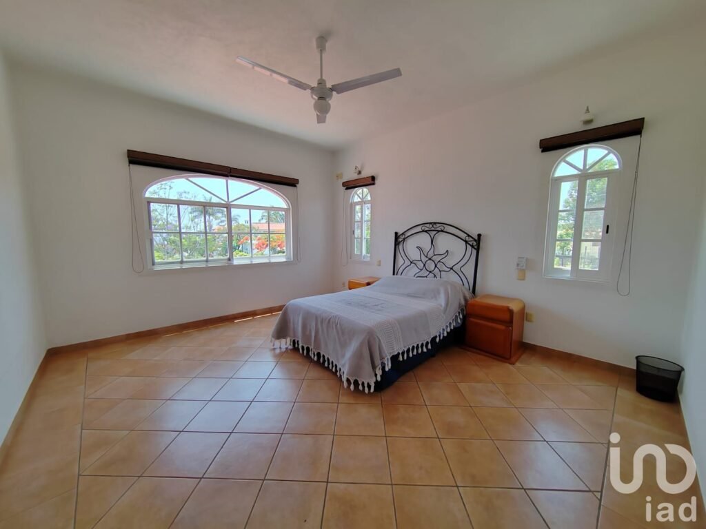 Residencia con jardín privado y apantle natural, 4 recámaras, seguridad 24/7 en Cuernavaca