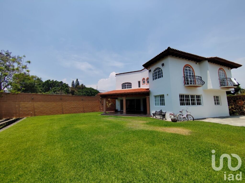 Residencia con jardín privado y apantle natural, 4 recámaras, seguridad 24/7 en Cuernavaca