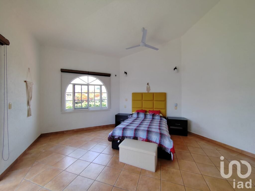 Residencia con jardín privado y apantle natural, 4 recámaras, seguridad 24/7 en Cuernavaca