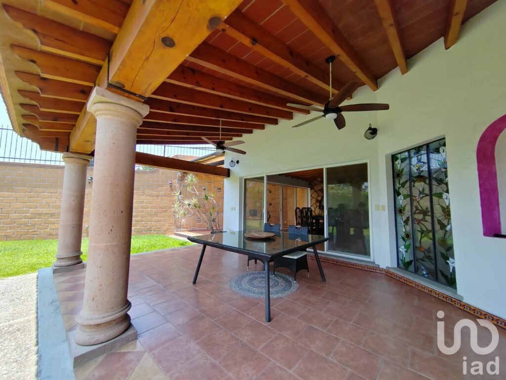 Residencia con jardín privado y apantle natural, 4 recámaras, seguridad 24/7 en Cuernavaca