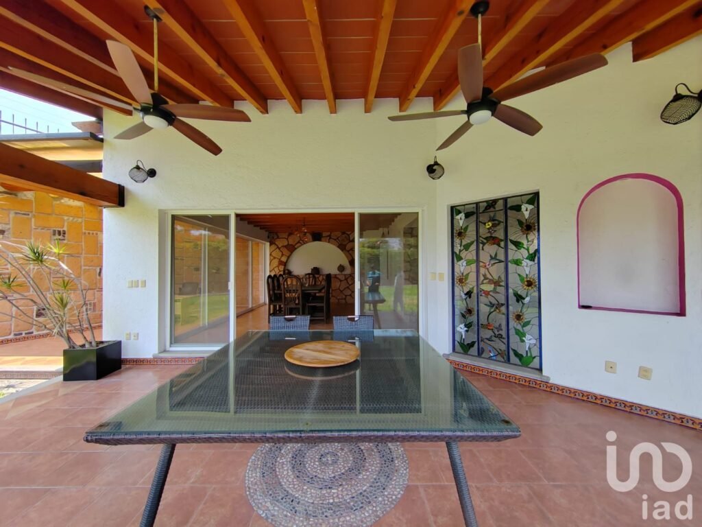 Residencia con jardín privado y apantle natural, 4 recámaras, seguridad 24/7 en Cuernavaca