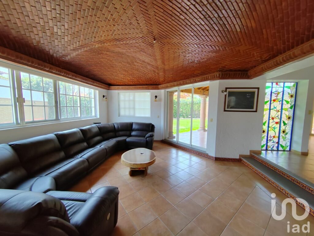 Residencia con jardín privado y apantle natural, 4 recámaras, seguridad 24/7 en Cuernavaca