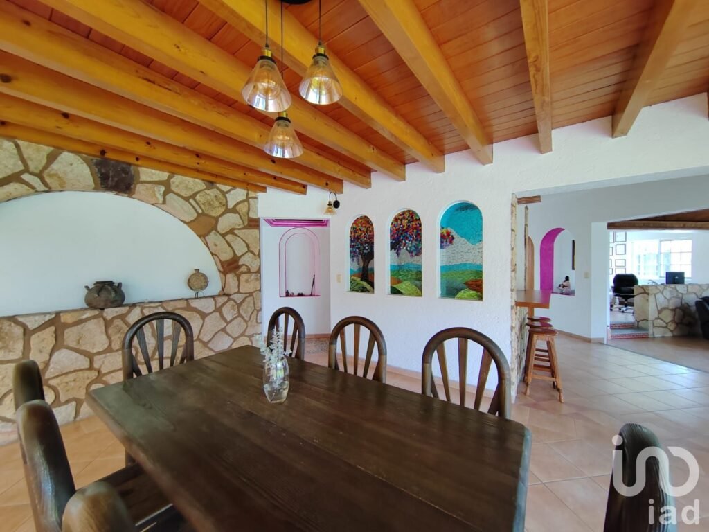 Residencia con jardín privado y apantle natural, 4 recámaras, seguridad 24/7 en Cuernavaca