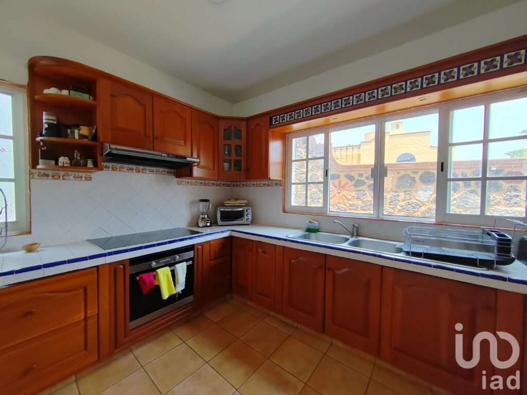 Residencia con jardín privado y apantle natural, 4 recámaras, seguridad 24/7 en Cuernavaca