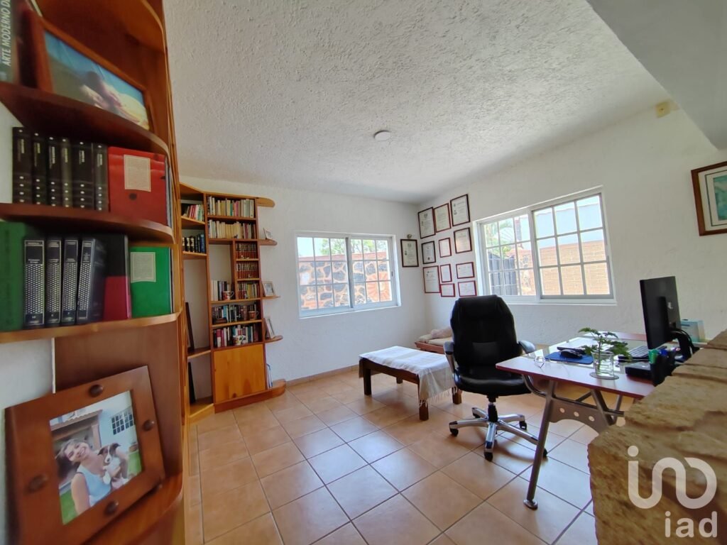 Residencia con jardín privado y apantle natural, 4 recámaras, seguridad 24/7 en Cuernavaca