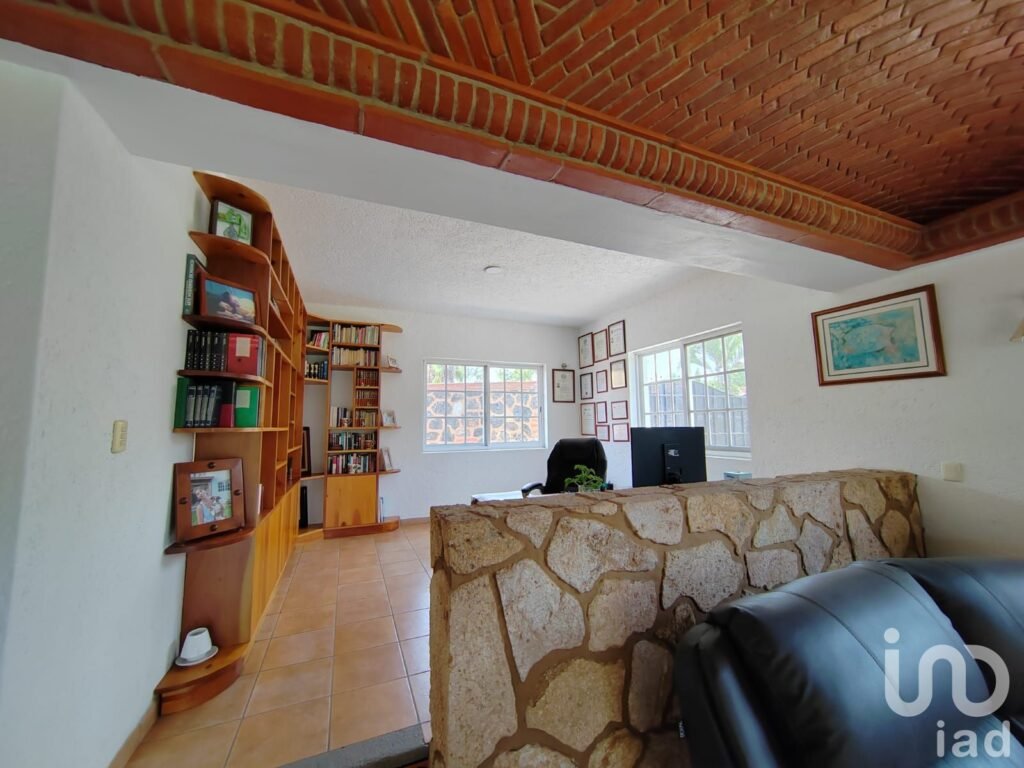 Residencia con jardín privado y apantle natural, 4 recámaras, seguridad 24/7 en Cuernavaca