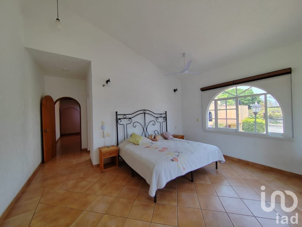 Residencia con jardín privado y apantle natural, 4 recámaras, seguridad 24/7 en Cuernavaca
