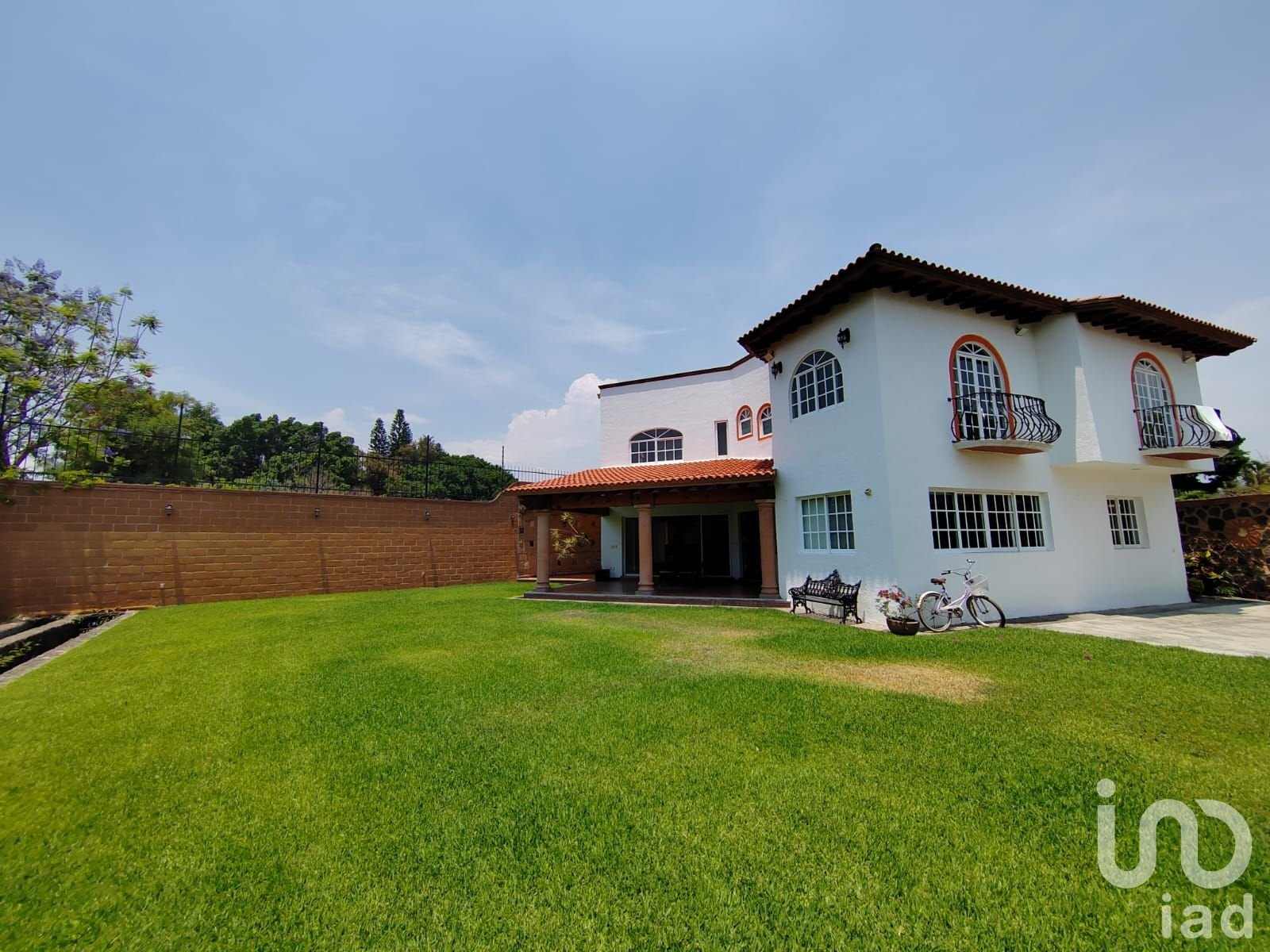 Residencia con jardín privado y apantle natural, 4 recámaras, seguridad 24/7 en Cuernavaca