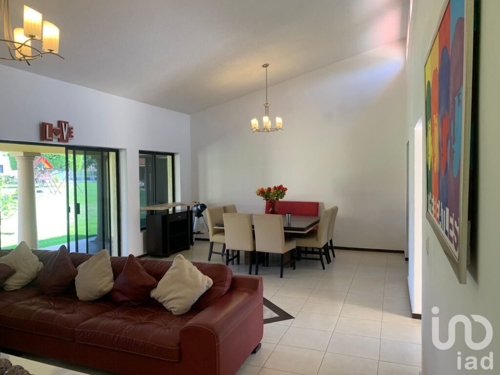 RENTA DE CASA AMUEBLADA , SUMIYA (EN CONDOMINIO) EL MEJOR CLIMA DE CUERNAVACA. EN UN NIVEL...