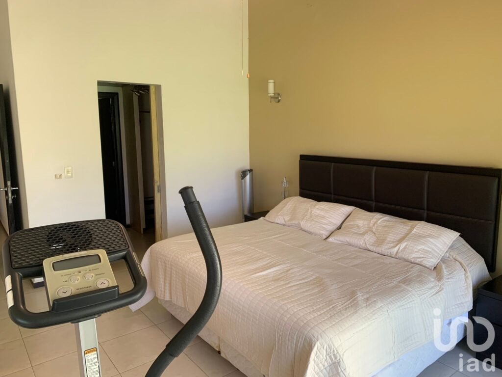 RENTA DE CASA AMUEBLADA , SUMIYA (EN CONDOMINIO) EL MEJOR CLIMA DE CUERNAVACA. EN UN NIVEL...