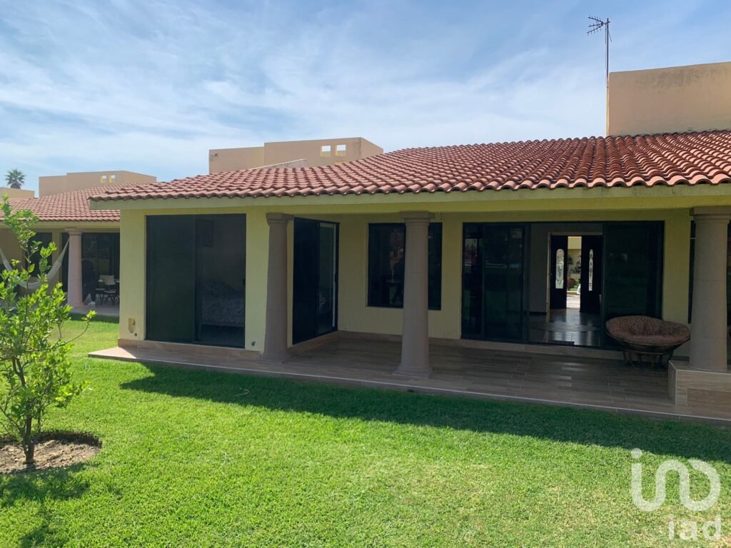 RENTA DE CASA AMUEBLADA , SUMIYA (EN CONDOMINIO) EL MEJOR CLIMA DE CUERNAVACA. EN UN NIVEL...